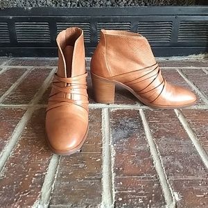 Bernardo Felicity Booties, leather Tan/Cognac, 7.5